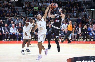 Tornike Shengelia (Segafredo Virtus Bologna) Euroleague basketbol şampiyonası maçında Anthony Polite (Llc Asvel Villeurbanne) tarafından engellendi. Segafredo Virtus Bologna - Ldlc Asvel Villeurbanne - Bologna, 4 Kasım 2022 