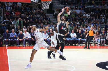 Tornike Shengelia (Segafredo Virtus Bologna) Euroleague basketbol şampiyonası maçında Anthony Polite (Llc Asvel Villeurbanne) tarafından engellendi. Segafredo Virtus Bologna - Ldlc Asvel Villeurbanne - Bologna, 4 Kasım 2022 