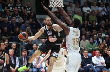 Isaia Cordinier (Segafredo Virtus Bologna) Euroleague basketbol şampiyonası maçında Youssoupha Fall (Llc Asvel Villeurbanne) tarafından engellendi. Segafredo Virtus Bologna - Ldlc Asvel Villeurbanne - Bologna, 4 Kasım 2022