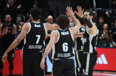 Ismael Bako (Segafredo Virtus Bologna) ve Alessandro Pajola (Segafredo Virtus Bologna) Euroleague basketbol şampiyonası maçında Segafredo Virtus Bologna - Ldlc Asvel Villeurbanne - Bologna, 4 Kasım 2022 Paladozza Spor Sarayı - Cre