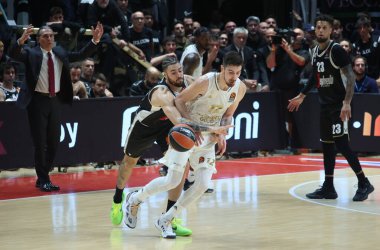 Euroleague basketbol şampiyonası maçında Isaia Cordinier (Segafredo Virtus Bologna) tarafından engellenen Nando De Colo (Ldlc Asvel Villeurbanne) - Bologna, 4 Kasım 2022 Paladozza spor kankası