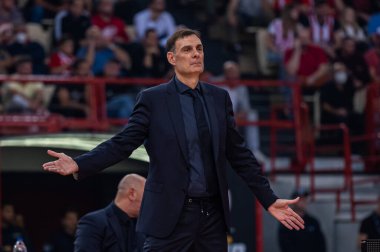 Olympiacos Piraeus takımının teknik direktörü GEORGIOS BARTZOKAS & # xA;, Olympiacos Piraeus 'un 4 Kasım 2022 tarihinde Yunanistan' ın başkenti Atina 'da oynanan ve Valencia Basket' e karşı oynadığı 6. tur karşılaşmasında tepki gösterdi. - Fotoğraf: Stefanos Kyriazis / Liv