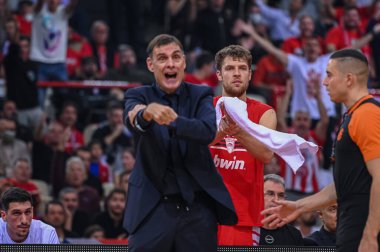 Olympiacos Piraeus takımının teknik direktörü GEORGIOS BARTZOKAS & amp; # 14 SASHA VEZENKOV Euroleague, Olympiacos Piraeus 'a karşı Valencia Basket maçında 4 Kasım 2022 tarihinde Atina, Yunanistan' da oynanan 6. tur karşılaşmasında tepki gösterdi. - Kredi: St