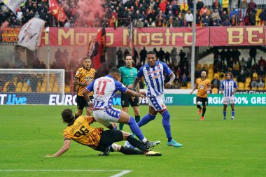 İtalya 'nın Benevento kentinde Benevento Calcio-SSC Bari maçında Waild Cheddira (SSC Bari) ve Riccardo Capellini (Benevento Calcio), Benevento Vigorito Stadyumu' nda oynadılar.