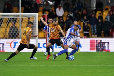 İtalya Serie B maçında Waild Cheddira (SSC Bari) ve Nermin Kariç (Benevento Calcio) Benevento Calcio-SSC Bari maçı sırasında İtalya 'nın Benevento kentinde bulunan Ciro Vigorito Stadyumu' nda, 5 Kasım 2022 - Fotoğraf: Emmanuele Mastrodonat