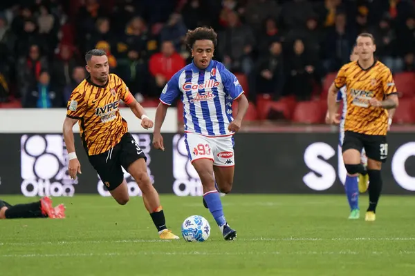 İtalya 'nın Benevento kentinde oynanan Serie B maçında Mehdi Dorval (SSC Bari) ve Gaetano Letizia (Benevento Calcio), Benevento Calcio ile SSC Bari maçında, Benevento, İtalya' daki Ciro Vigorito Stadyumu 'nda, 5 Kasım 2022 - Fotoğraf: Emmanuele Mastrodonat