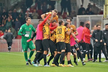 Riccardo Improta (Benevento Calcio), İtalya 'nın Benevento kentinde bulunan Ciro Vigorito Stadyumu' nda Benevento Calcio-SSC Bari maçında takım arkadaşlarıyla attığı golü kutluyor, 5 Kasım 2022 - Fotoğraf: Emmanuele Mastrodonat