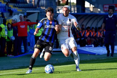 Olimpiu Morutan (Pisa), İtalya 'nın Pisa kentinde oynanan AC Pisa vs Cosenza Calcio maçında Pietro Martino (Cosenza) tarafından engellendi.