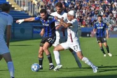 Pisa Artur Ionita (Pisa) İtalya 'nın Pisa kentinde oynanan AC Pisa vs Cosenza Calcio maçında Pietro Martino (Cosenza) tarafından engellendi.