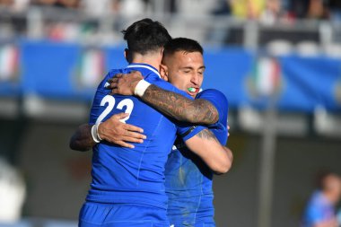 İtalyan Pierre Bruno, İtalya 'nın Padua kentindeki Plebiscito Stadyumu' nda oynanan 2022 Test Maçı 'nda İtalya' nın Tommaso Menoncello ile yaptığı bir denemeyi kutluyor.