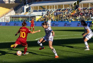 İtalya 'nın Parma kentindeki Ennio Tardini Stadyumu' nda oynanan İtalyan kadın futbol Supercoppa Maçı Finali sırasında Manuela Giugliano (Roma) ve Cecilia Salvai (Juventus) - Fotoğraf: Nicolas Morassutt
