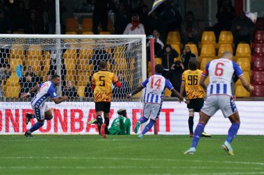 Waild Cheddira (SSC Bari) İtalya 'nın Benevento, İtalya' daki Ciro Vigorito Stadyumu 'nda oynanan Benevento Calcio-SSC Bari maçında gol attıktan sonra kutlama yapıyor.