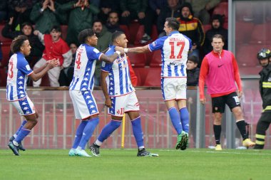 Waild Cheddira (SSC Bari), İtalya 'nın Benevento kentinde bulunan Ciro Vigorito Stadyumu' nda Benevento Calcio-SSC Bari maçında takım arkadaşlarıyla attığı golü kutluyor.