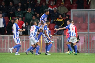 Waild Cheddira (SSC Bari), İtalya 'nın Benevento kentinde bulunan Ciro Vigorito Stadyumu' nda Benevento Calcio-SSC Bari maçında takım arkadaşlarıyla attığı golü kutluyor.