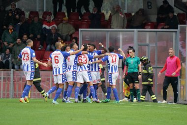 Waild Cheddira (SSC Bari), İtalya 'nın Benevento kentinde bulunan Ciro Vigorito Stadyumu' nda Benevento Calcio-SSC Bari maçında takım arkadaşlarıyla attığı golü kutluyor.