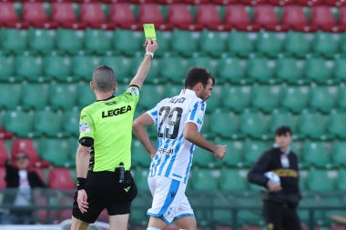 İtalya 'nın Terni kentindeki Libero Liberati Stadyumu' nda oynanan İtalya Serie B karşılaşmasında Alberto Almici 'ye (Sapl) hatırlatma: Luca Marchett