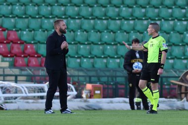 Teknik direktör Daniele De Rossi (Spal) & # xA; İtalya 'nın Terni kentindeki Libero Liberati Stadyumu' nda Ternana Calcio-SPAL maçında hakem ile iddiaya girdi.
