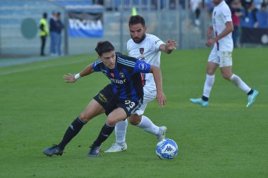 Federico Barba (Pisa) İtalya 'nın Pisa kentinde oynanan AC Pisa vs Cosenza Calcio maçında Enrico Brignola (Cosenza) tarafından engellendi.