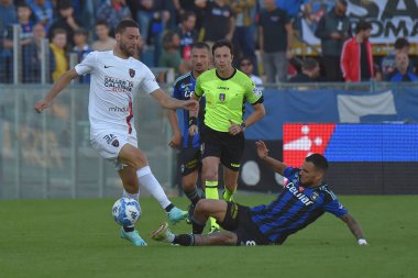 İtalya 'nın Pisa kentinde oynanan AC Pisa vs Cosenza Calcio maçında Andrea Rispoli (Cosenza) ile ilgili Marius Marin' in mücadelesi, 5 Kasım 2022 - Fotoğraf: Gabriele Masott