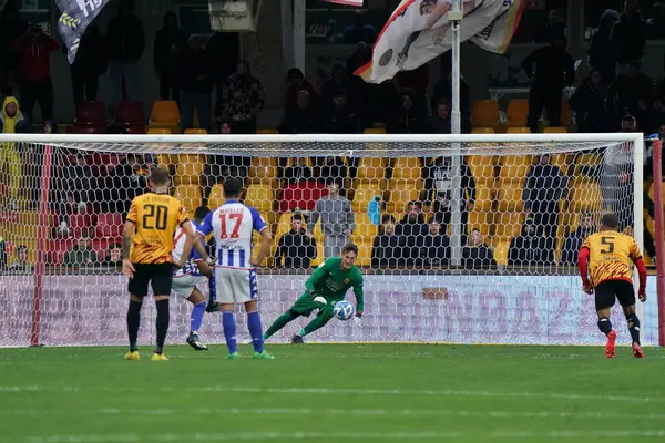 Waild Cheddira (SSC Bari) İtalya 'nın Benevento, İtalya' daki Ciro Vigorito stadyumunda Benevento Calcio-SSC Bari maçında 1-1 'lik bir gol attı.