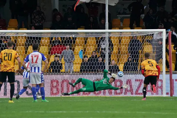 Waild Cheddira (SSC Bari) İtalya 'nın Benevento, İtalya' daki Ciro Vigorito stadyumunda Benevento Calcio-SSC Bari maçında 1-1 'lik bir gol attı.