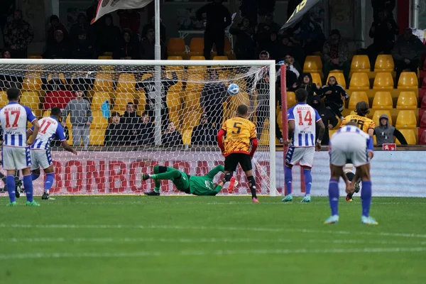 Waild Cheddira (SSC Bari) İtalya 'nın Benevento, İtalya' daki Ciro Vigorito stadyumunda Benevento Calcio-SSC Bari maçında 1-1 'lik bir gol attı.
