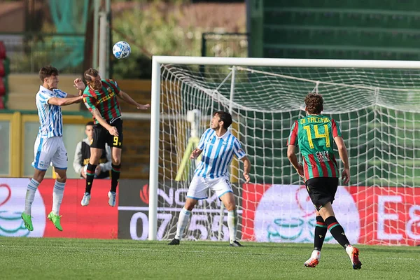 Alfredo Donnarumma (Ternana) İtalya 'nın Terni kentindeki Libero Liberati Stadyumu' nda oynanan İtalya Serie B maçında Raffaele Celia 'ya (Spal) karşı.