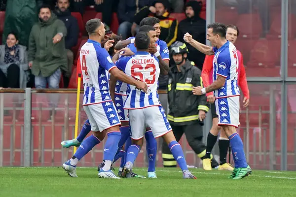 Waild Cheddira (SSC Bari), İtalya 'nın Benevento kentinde bulunan Ciro Vigorito Stadyumu' nda Benevento Calcio-SSC Bari maçında takım arkadaşlarıyla attığı golü kutluyor.