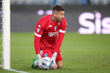 Guglielmo Vicario (Empoli FC) İtalya 'nın Empoli şehrindeki Carlo Castellani Stadyumu' nda oynanan Serie A maçında Empoli FC, ABD Sassuolo 'ya karşı.