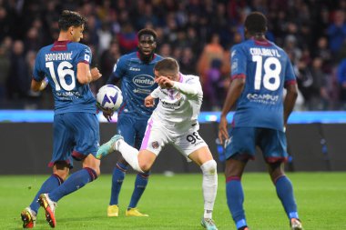 ABD 'li Salernitana' dan İvan Radovanoviç ve ABD 'li Luca Zanimacchia, ABD' li Salernitana 1919-ABD Cremonese arasında Arechi Stadyumu 'nda oynanan Serie A karşılaşması sırasında top için yarışıyor - Kredi: Agostino Gemito / LiveMedi