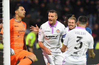 ABD 'li Cremonese takımından Daniel Ciofani, ABD' li Salernitana 1919 - ABD 'li Cremonese arasında Arechi Stadyumu' nda oynanan maçta atılan gol sonrasında sevinçten havalara uçtu.