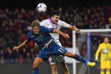 ABD 'li Salernitana' dan Erik Botheim ve ABD 'li Cremonese' den Luka Lochoshvili, ABD 'li Salernitana 1919 - ABD' li Cremonese arasında Arechi Stadyumu 'nda oynanan Serie A karşılaşmasında top için yarışıyor.