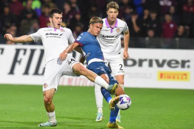 ABD 'li Cremonese' den Luka Lochoshvili ve ABD 'li Salernitana' dan Erik Botheim, ABD 'li Salernitana 1919-ABD Cremonese arasında Arechi Stadyumu' nda oynanan Serie A karşılaşmasında top için yarışıyor.