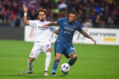 ABD 'li Cremonese' den Giacomo Quagliata ve ABD 'li Pasquale Mazzocchi, ABD' li Salernitana 1919 - ABD 'li Cremonese ile Arechi Stadyumu' nda oynanan Serie A karşılaşmasında top için yarışıyor.