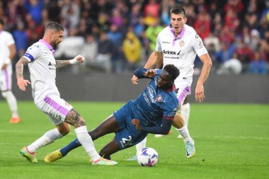 ABD 'li Salernitana' dan Boulaye Dia ve ABD 'li Cremonese takımı Johan Vasquez, Arechi Stadyumu' nda oynanan ABD Salernitana 1919-ABD Cremonese maçı sırasında top için yarışıyor.