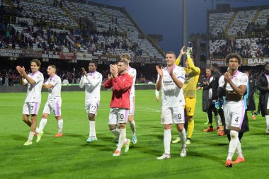 Cremonese oyuncuları, Arechi Stadyumu 'nda ABD Salernitana 1919-ABD Cremonese maçı sırasında hayranlarına teşekkür ediyor.