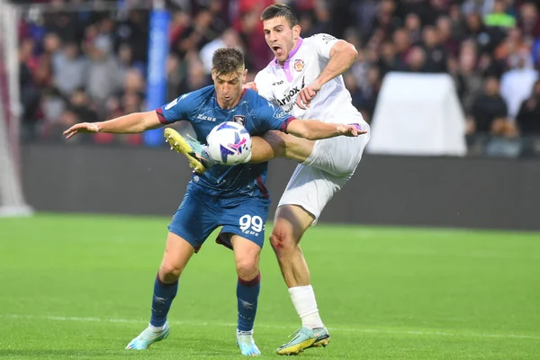 ABD 'li Salernitana' dan Krzysztof Piatek ve ABD 'li Cremonese takımından Charles Pickel, Arechi Stadyumu' nda oynanan ABD Salernitana 1919-ABD Cremonese maçı sırasında top için yarışıyor.