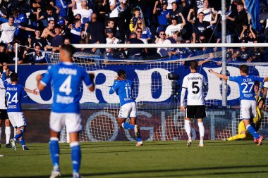 Florian Aye (Brescia FC) İtalya 'nın Brescia Calcio-Ascoli Calcio maçı sırasında İtalya' nın Brescia şehrindeki Mario Rigamonti stadyumunda golünü kutluyor.