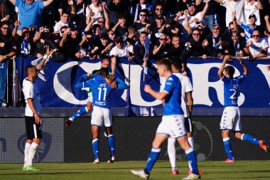 Florian Aye (Brescia FC), İtalya 'nın Brescia şehrindeki Mario Rigamonti Stadyumu' nda Brescia Calcio-Ascoli Calcio maçında eşi ile birlikte golü kutlar.