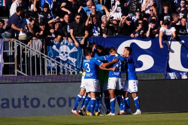 Florian Aye (Brescia FC), İtalya 'nın Brescia şehrindeki Mario Rigamonti Stadyumu' nda Brescia Calcio-Ascoli Calcio maçında eşi ile birlikte golü kutlar.