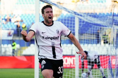 Eric Botteghin (Ascoli Calcio FC) İtalya 'nın Brescia şehrindeki Mario Rigamonti Stadyumu' nda Brescia Calcio-Ascoli Calcio maçında attığı golü kutluyor.