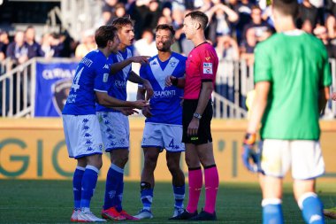 Takım (Brescia FC) İtalya 'nın Brescia şehrindeki Mario Rigamonti Stadyumu' nda Brescia Calcio-Ascoli maçı sırasında Matteo Gariglio (Hakem) tarafından hayal kırıklığına uğratıldı.