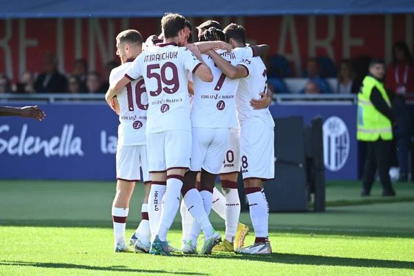Torino takımı İtalya 'nın Bologna kentindeki Renato Dall' Ara stadyumunda oynanan Bologna FC maçında attığı gol sonrasında Sasa Lukiç 'i kutluyor.