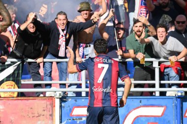 Riccardo Orsolini (Bologna FC) İtalya 'nın Bologna şehrindeki Renato Dall' Ara Stadyumu 'nda oynanan Bologna FC maçında attığı golü kutluyor.