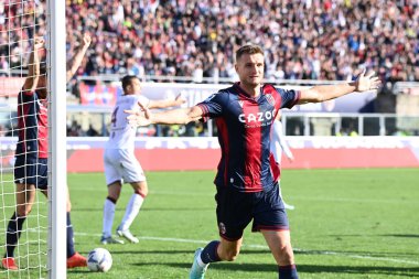 Stefan Posch (Bologna FC), İtalya 'nın Bologna şehrindeki Renato Dall' Ara Stadyumu 'nda oynanan Bologna FC maçında attığı golü kutluyor.