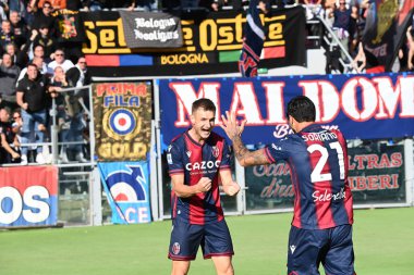Stefan Posch (Bologna FC), İtalya 'nın Bologna kentindeki Renato Dall' Ara Stadyumu 'nda oynanan Bologna FC maçında Bologna taraftarları altında Roberto Soriano ile yaptığı golü kutluyor.