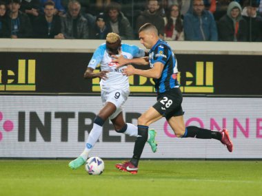 SSC Napoli 'den Victor Osimhen ve Atalanta Bc' den Merit Demiral, İtalya Serie A sırasında, Atalanta Bc ve Ssc Napoli arasında futbol maçı, 05 Kasım 2022 'de, Gewiss Stadyumu, Bergamo, İtalya Fotoğrafı Nderim Kaceli - Fotoğraf: Nderim Kaceli / LiveMedi