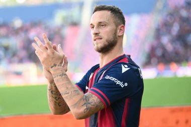 Marko Arnautoviç (Bologna FC) İtalya 'nın Bologna şehrindeki Renato Dall' Ara Stadyumu 'nda oynanan Bologna FC maçında taraftarlarını karşıladı - Kredi: Gianluca Ricç