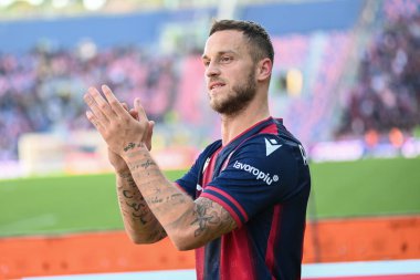 Marko Arnautoviç (Bologna FC) İtalya 'nın Bologna şehrindeki Renato Dall' Ara Stadyumu 'nda oynanan Bologna FC maçında taraftarlarını karşıladı - Kredi: Gianluca Ricç