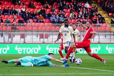 Lorenzo Montipo (Hellas Verona FC) ve Carlos Augusto (AC Monza) İtalya 'nın başkenti Monza' daki U-Power Stadyumu 'nda AC Monza-Hellas Verona maçında karşılaşmışlardı.